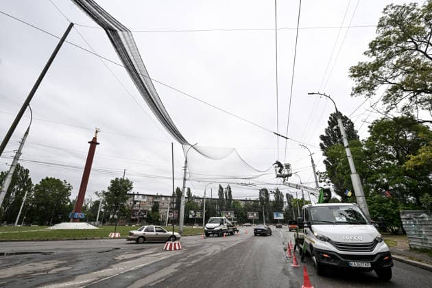 RECORD DATE NOT STATED A municipal worker installs anti-drone netting to protect against Russian FPV drones in the yellow zone of the frontline city of Kherson, Ukraine, on June 3, 2026. The Russian army attacks the city daily with FPV drones and other unmanned aerial vehicles, deliberately terrorizing civilians. Russian forces conduct hunts for local residents, tracking them with FPV drones and dropping explosives. Police officers, medics, public transport, and urban infrastructure are also targeted. Based on the intensity of attacks, Kherson is informally divided into yellow and red zones, with the red zone being the most dangerous due to constant shelling and drone strikes (Photo by Dmytro Smolienko Ukrinform) Life under shelling in frontline Kherson  Copyright: xDmytroxSmolienkox
