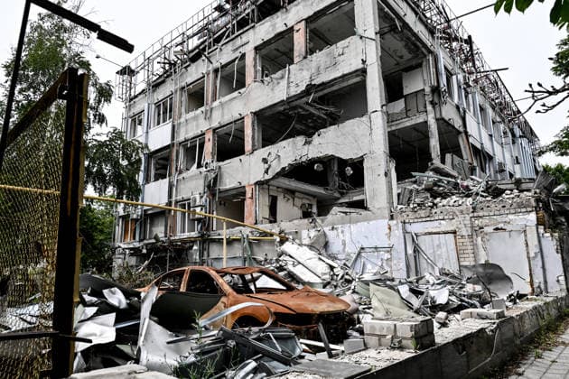 RECORD DATE NOT STATED A residential building damaged by Russian shelling in the frontline city of Kherson, Ukraine, on June 2, 2026. The Russian army attacks the city daily with FPV drones and other unmanned aerial vehicles, deliberately terrorizing civilians. Russian forces conduct hunts for local residents, tracking them with FPV drones and dropping explosives. Police officers, medics, public transport, and urban infrastructure are also targeted. Anti-drone netting has been installed above roads to help protect against Russian FPV drone attacks (Photo by Dmytro Smolienko Ukrinform) Life under shelling in frontline Kherson  Copyright: xDmytroxSmolienkox