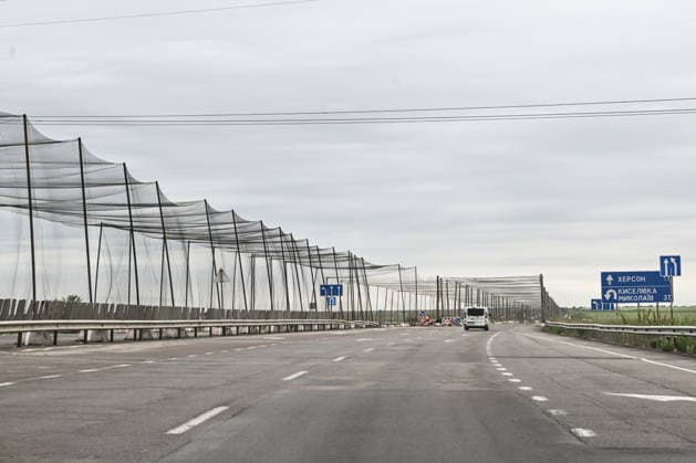 RECORD DATE NOT STATED An anti-drone tunnel installed above the Mykolaiv–Kherson highway to protect against Russian FPV drones is seen in Kherson region, Ukraine, on June 3, 2026. The Russian army attacks the city daily with FPV drones and other unmanned aerial vehicles, deliberately terrorizing civilians. Russian forces conduct hunts for local residents, tracking them with FPV drones and dropping explosives. Police officers, medics, public transport, and urban infrastructure are also targeted (Photo by Dmytro Smolienko Ukrinform) Life under shelling in frontline Kherson  Copyright: xDmytroxSmolienkox