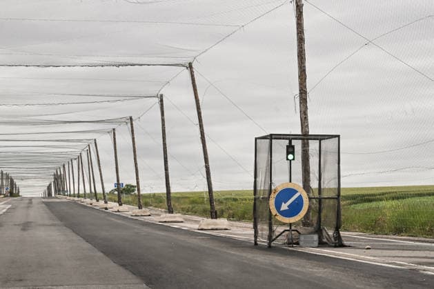RECORD DATE NOT STATED A traffic light warning of approaching Russian drones is seen along the Mykolaiv–Kherson highway, which is equipped with an anti-drone tunnel, in Kherson region, Ukraine, on June 3, 2026. The Russian army attacks the city daily with FPV drones and other unmanned aerial vehicles, deliberately terrorizing civilians. Russian forces conduct hunts for local residents, tracking them with FPV drones and _drop_ping explosives. Police officers, medics, public transport, and urban infrastructure are also targeted (Photo by Dmytro Smolienko Ukrinform) Life under shelling in frontline Kherson  Copyright: xDmytroxSmolienkox