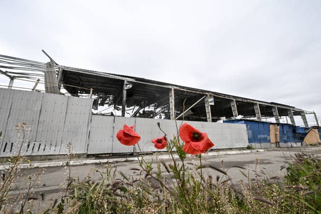 RECORD DATE NOT STATED Red poppies bloom in front of the Favoryt Arena ice sports palace, destroyed in a Russian guided aerial bomb (KAB) strike, in the frontline city of Kherson, Ukraine, on June 3, 2026. The Russian army attacks the city daily with FPV drones and other unmanned aerial vehicles, deliberately terrorizing civilians. Russian forces conduct hunts for local residents, tracking them with FPV drones and dropping explosives. Police officers, medics, public transport, and urban infrastructure are also targeted (Photo by Dmytro Smolienko Ukrinform) Life under shelling in frontline Kherson  Copyright: xDmytroxSmolienkox
