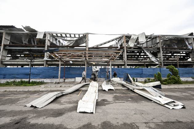 RECORD DATE NOT STATED Workers clear debris at the site of the Favoryt Arena ice sports palace, destroyed in Russian guided aerial bomb (KAB) strikes, in the frontline city of Kherson, Ukraine, on June 3, 2026. The Russian army attacks the city daily with FPV drones and other unmanned aerial vehicles, deliberately terrorizing civilians. Russian forces conduct hunts for local residents, tracking them with FPV drones and _drop_ping explosives. Police officers, medics, public transport, and urban infrastructure are also targeted. (Photo by Dmytro Smolienko Ukrinform) Life under shelling in frontline Kherson  Copyright: xDmytroxSmolienkox