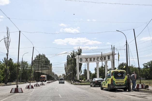 RECORD DATE NOT STATED A stele marking the entrance to the frontline city of Kherson from the direction of the village of Chornobaivka along the Mykolaiv–Kherson highway, Kherson region, Ukraine, on June 2, 2026. The Russian army attacks the city daily with FPV drones and other unmanned aerial vehicles, deliberately terrorizing civilians. Russian forces conduct hunts for local residents, tracking them with FPV drones and dropping explosives. Police officers, medics, public transport, and urban infrastructure are also targeted. Anti-drone netting has been installed above roads to help protect against Russian FPV drone attacks (Photo by Dmytro Smolienko Ukrinform) Life under shelling in frontline Kherson  Copyright: xDmytroxSmolienkox
