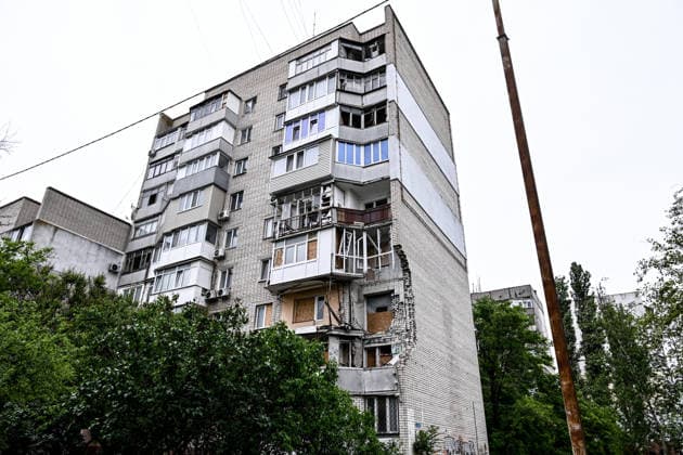 RECORD DATE NOT STATED A residential building damaged by Russian shelling in the frontline city of Kherson, Ukraine, on June 2, 2026. The Russian army attacks the city daily with FPV drones and other unmanned aerial vehicles, deliberately terrorizing civilians. Russian forces conduct hunts for local residents, tracking them with FPV drones and dropping explosives. Police officers, medics, public transport, and urban infrastructure are also targeted. Anti-drone netting has been installed above roads to help protect against Russian FPV drone attacks (Photo by Dmytro Smolienko Ukrinform) Life under shelling in frontline Kherson  Copyright: xDmytroxSmolienkox