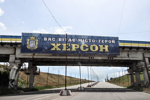 RECORD DATE NOT STATED A banner reading Welcome to the Hero City of Kherson is displayed on a railway bridge at the entrance to Kherson from the direction of Chornobaivka village along the Mykolaiv–Kherson highway, Kherson region, Ukraine, on June 2, 2026. Anti-drone nets have been installed above roads as protection against frequent Russian FPV drone attacks targeting civilians and city infrastructure (Photo by Dmytro Smolienko Ukrinform) Life under shelling in frontline Kherson  Copyright: xDmytroxSmolienkox