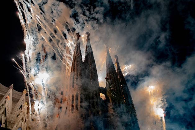 June 10, 2026, Barcelona, Spain: Fireworks illuminate Barcelona s Sagrada Familia during a ceremony in which Pope Leo XIV blesses the newly completed Tower of Jesus Christ during his visit to the Catalan capital. Barcelona Spain  - ZUMAb137 20260610_fap_b137_010 Copyright: xJordixBoixareux