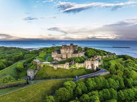 Dover Castle aus einer Drohne, White Cliffs, Dover, Kent, England, Großbritannien Dover Castle from a drone, White Cliffs, Dover, Kent, England, United Kingdom Copyright: imageBROKER MaciejxOlszewski ibxmao17787799.jpg