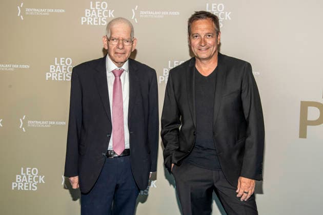 ABB LEOBAECK- Joseph Schuster, Praesident des Zentralrats der Juden in Deutschland und Dieter Nuhr Kabaretist Preistraeger bei der Verleihung des Leo-Baeck-Preises in den Wilhelm Studios am 10.06.2026 in Berlin Berlin Deutschland *** ABB LEOBAECK Joseph Schuster, President of the Central Council of Jews in Germany and Dieter Nuhr cabaret artist award winner at the Leo Baeck Award ceremony at the Wilhelm Studios on 10 06 2026 in Berlin Berlin Germany