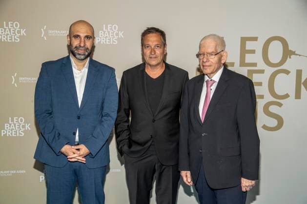 ABB LEOBAECK- Ahmad Mansour Dieter Nuhr Kabaretist und Preistraeger Joseph Schuster, Praesident des Zentralrats der Juden in Deutschland bei der Verleihung des Leo-Baeck-Preises in den Wilhelm Studios am 10.06.2026 in Berlin Berlin Deutschland *** ABB LEOBAECK Ahmad Mansour Dieter Nuhr Cabaret artist and award winner Joseph Schuster, President of the Central Council of Jews in Germany at the Leo Baeck Award ceremony at the Wilhelm Studios on 10 06 2026 in Berlin Berlin Germany