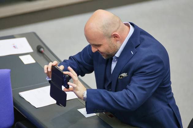 Berlin, Deutschland, 11.06.2026: Deutscher Bundestag: 83. Bundestagssitzung: Markus Frohnmaier, AfD, macht mit seinem Smartphone ein Foto *** Berlin, Germany, 11 06 2026 German Bundestag 83 Bundestag session Markus Frohnmaier, AfD, takes a photo with his smartphone Copyright: xdtsxNachrichtenagenturx dts_122389
