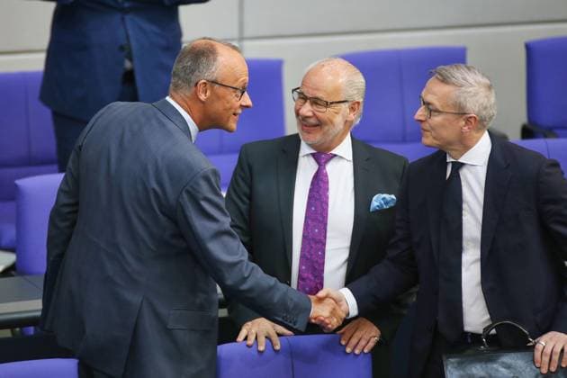 Berlin, Deutschland, 11.06.2026: Deutscher Bundestag: 83. Bundestagssitzung: Bundeskanzler Friedrich Merz (CDU) gibt vor Abgabe einer Regierungserklärung Digitalminister Karsten Wildberger (CDU) die Hand *** Berlin, Germany, 11 06 2026 German Bundestag 83 Bundestag session Federal Chancellor Friedrich Merz CDU shakes hands with Digital Minister Karsten Wildberger CDU before making a government statement Copyright: xdtsxNachrichtenagenturx dts_122385