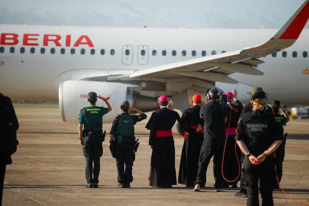 Pope Leo XIV bids farewell to Barcelona and heads to Las Palmas de Gran Canaria Civil Guard officers and members of the clergy during the Pontiffs farewell to Barcelona, at the Josep Tarradellas Barcelona El Prat International Airport, on June 11, 2026, in Barcelona, Catalunya Espana The Pontiff leaves Barcelona after having carried out 7 acts between June 9 and 10 and heads for the last stage of his apostolic trip to Spain in the Canary Islands where he will be on June 11 and 12 11 JUNE 2026 Kike Rincó Barcelona, Catalunya Barcelona, Catalunya Espana  Copyright: xKikexRinconx 7587655