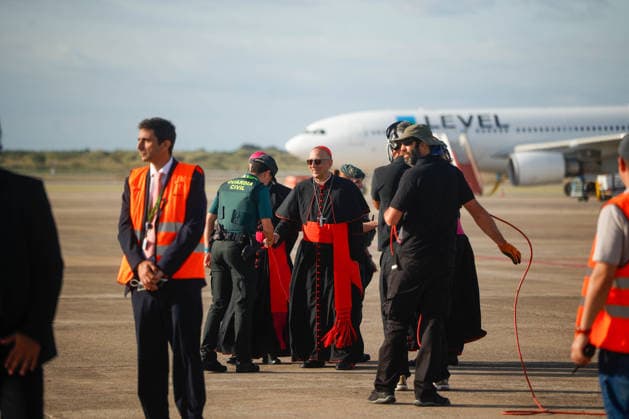 Pope Leo XIV bids farewell to Barcelona and heads to Las Palmas de Gran Canaria Civil Guard officers and members of the clergy during the Pontiffs farewell to Barcelona, at the Josep Tarradellas Barcelona El Prat International Airport, on June 11, 2026, in Barcelona, Catalunya Espana The Pontiff leaves Barcelona after having carried out 7 acts between June 9 and 10 and heads for the last stage of his apostolic trip to Spain in the Canary Islands where he will be on June 11 and 12 11 JUNE 2026 Kike Rincó Barcelona, Catalunya Barcelona, Catalunya Espana  Copyright: xKikexRinconx 7587656