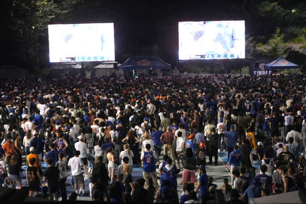 June 10, 2026, New York, Ny, USA: Knicks Watch Party at Wollman Rink,.Central Park, NYC.June 10, 2026. New York USA - ZUMAms4_ 20260610_faf_ms4_031 Copyright: xSoniaxMoskowitzxGordonx