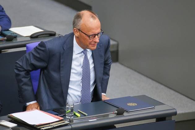 Berlin, Deutschland, 11.06.2026: Deutscher Bundestag: 83. Bundestagssitzung: Bundeskanzler Friedrich Merz (CDU) nimmt vor der Regierungserklärung auf der Regierungsbank platz *** Berlin, Germany, 11 06 2026 German Bundestag 83 Bundestag session Federal Chancellor Friedrich Merz CDU takes a seat on the government bench before the government statement Copyright: xdtsxNachrichtenagenturx dts_122397