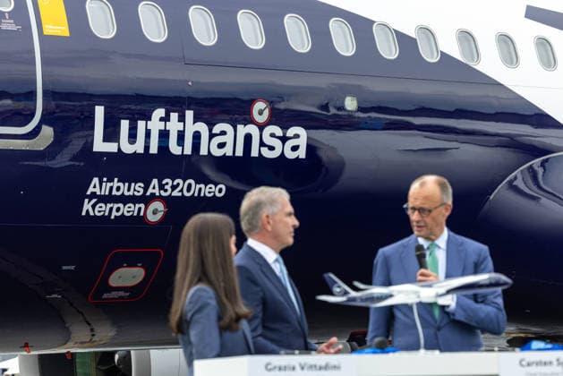 Bundeskanzler Merz begleitet die Unterzeichnung zum Ausbau der strategischen Zusammenarbeit zwischen Airbus und Lufthansa. Deutschland, Berlin Schönefeld am 10. Juni 2026: Begleitet vom Bundeskanzler steht die Delegation vor einer Lufthansa‘Maschine vom Typ Airbus A320neo mit dem Namen öKerpen˜. Zur Eröffnung der diesjährigen Internationalen Luft- und Raumfahrtausstellung (ILA) in Berlin unterzeichnen Airbus und die Lufthansa Group eine Vereinbarung zum Ausbau ihrer strategischen Zusammenarbeit und feiern zugleich das 50‘jährige Bestehen ihrer Partnerschaft. Im Bild v. Links Chief Technology Officer (CTO) der Lufthansa Group Grazia Vittadini, Chief Exucutive Officer (CEO) der Lufthansa Gruppe Carsten Spohr und Bundeskanzle
