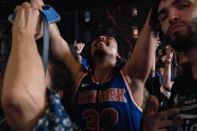 June 10, 2026, New York, New York, USA: Crowds gather outside in the West Village to watch projections of game 4 of the NBA finals. The city erupted in excitement and cheers as the Knicks win their third game of the series with a dramatic comeback in the fourth quarter and a final score of 107-106. New York USA - ZUMAp288 20260610_znp_p288_037 Copyright: xSyndixPilarx