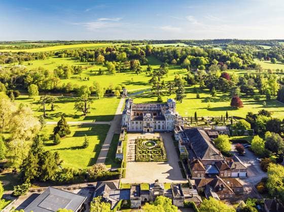 Wilton House aus einer Drohne, Wilton, River Nadder, Salisbury, Wiltshire, England, Großbritannien Wilton House from a drone, Wilton, River Nadder, Salisbury, Wiltshire, England, United Kingdom Copyright: imageBROKER MaciejxOlszewski ibxmao17891245.jpg