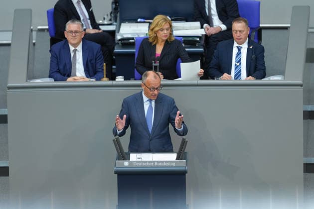 Deutscher Bundestag, 83. Plenarsitzung Sitzung Bundeskanzler Friedrich Merz (CDU) mit Gestik haebt er seine Haende bei seiner Regierungserklaerung zum Europaeischen Ra bei der 83. Sitzung des Deutschen Bundestag in Berlin, 11.06.2026 Berlin Berlin Deutschland *** German Bundestag, 83 Plenary Session Session Federal Chancellor Friedrich Merz CDU with gestures he holds his hands during his governmental statement on the European Ra at the 83rd session of the German Bundestag in Berlin, 11 06 2026 Berlin Berlin Germany