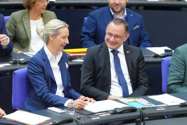 Deutscher Bundestag, 83. Plenarsitzung Sitzung Alice Weidel (AfD) gemeinsam mit Tino Chrupalla (AfD) amuesiert mit freudiger Mimik im Plenum auf ihrem Platz bei der 83. Sitzung des Deutschen Bundestag in Berlin, 11.06.2026 Berlin Berlin Deutschland *** German Bundestag, 83 plenary session session Alice Weidel AfD together with Tino Chrupalla AfD amuesiert with joyful facial expressions in the plenary at their seat at the 83 session of the German Bundestag in Berlin, 11 06 2026 Berlin Berlin Germany