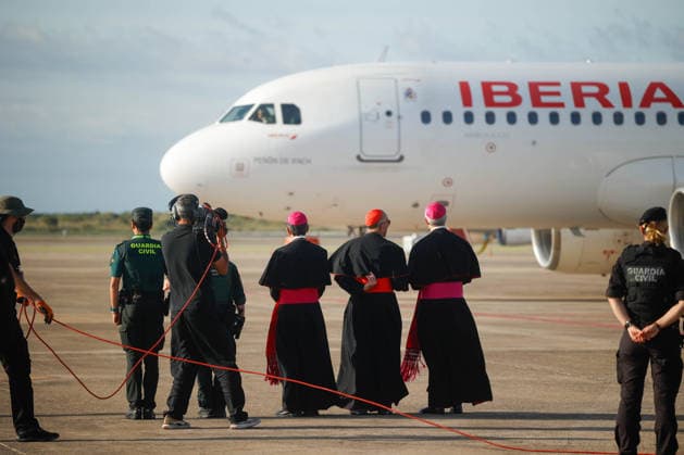 Pope Leo XIV bids farewell to Barcelona and heads to Las Palmas de Gran Canaria Civil Guard officers and members of the clergy during the Pontiffs farewell to Barcelona, at the Josep Tarradellas Barcelona El Prat International Airport, on June 11, 2026, in Barcelona, Catalunya Espana The Pontiff leaves Barcelona after having carried out 7 acts between June 9 and 10 and heads for the last stage of his apostolic trip to Spain in the Canary Islands where he will be on June 11 and 12 11 JUNE 2026 Kike Rincó Barcelona, Catalunya Barcelona, Catalunya Espana  Copyright: xKikexRinconx 7587678