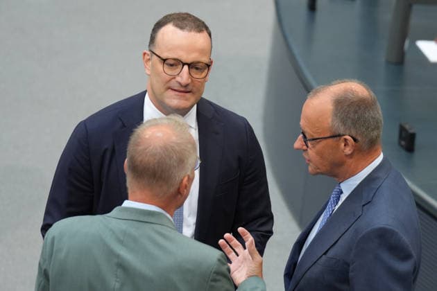 Deutscher Bundestag, 83. Plenarsitzung Sitzung Bundeskanzler Friedrich Merz (CDU) im Dialog mit Jens Spahn und Matthias Miersch vor seiner Regierungserklaerung zum Europaeischen Rat bei der 83. Sitzung des Deutschen Bundestag in Berlin, 11.06.2026 Berlin *** German Bundestag, 83 Plenary Session Session Federal Chancellor Friedrich Merz CDU in dialog with Jens Spahn and Matthias Miersch before his government statement on the European Council at the 83rd session of the German Bundestag in Berlin, 11 06 2026 Berlin