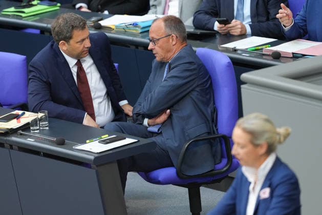 Deutscher Bundestag, 83. Plenarsitzung Sitzung Bundeskanzler Friedrich Merz und Finanzminister Lars Klingbeil unterhalten sich intensiv bei der Rede von Alice Weidel (AfD) bei der 83. Sitzung des Deutschen Bundestag in Berlin, 11.06.2026 Berlin *** German Bundestag, 83 Plenary Session Session Federal Chancellor Friedrich Merz and Finance Minister Lars Klingbeil talk intensively during the speech by Alice Weidel AfD at the 83rd session of the German Bundestag in Berlin, 11 06 2026 Berlin