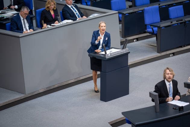 Alice Weidel, AfD-Fraktions- und Parteivorsitzende, spricht nach der Regierungserklärung des Bundeskanzlers;Regierungserklärung durch den Bundeskanzler zum bevorstehenden Europäischen Rat, Berlin Berlin Deutschland Deutscher Bundestag *** Alice Weidel, AfD parliamentary group and party leader, speaks after the government statement by the Federal Chancellor Government statement by the Federal Chancellor on the forthcoming European Council, Berlin Berlin Germany German Bundestag
