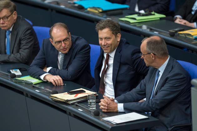 Berlin, Deutschland, 11.06.2026: Abgeordnete während der 83. Sitzung des Deutschen Bundestages im Plenarsaal des Reichstagsgebäudes. Foto: Bundeskanzler Friedrich Merz (CDU) re. Redet mit Alexander Dobrindt (Innenminister CSU) und Lars Klingbeil (Finanzminister SPD) *** Berlin, Germany, 11 06 2026 Members of Parliament during the 83rd session of the German Bundestag in the plenary chamber of the Reichstag building Photo Federal Chancellor Friedrich Merz CDU re Speaking with Alexander Dobrindt Interior Minister CSU and Lars Klingbeil Finance Minister SPD Copyright: HMBxMedia xMarcoxBader