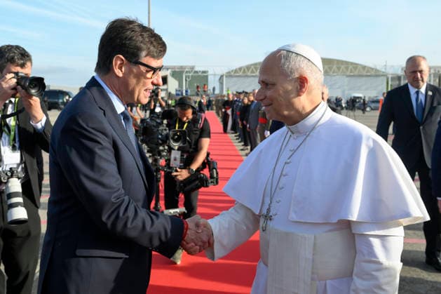 SPAIN - POPE LEO XIV BIDS FAREWELL TO BARCELLONA AT THE JOSEP TERRADELLAS BARCELONA - EL PRAT INTERNATIONAL AIRPORT IN BARCELONA, SPAIN - 2026 6 11 Spain, Vatican, 2026 6 11 Pope Leo XIV shakes hands with Salvador Illa, President of Catalonia as he bids farewell to Barcelona at the Josep Tarradellas Barcelona-El Prat International Airport in Barcelona, Catalonia, Spain EDITORIAL USE ONLY - NO BOOKS Copyright: xVATICANxMEDIA CPPx