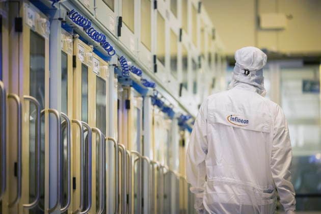 Infineon Technologies AG in Dresden Reinraum der neuen Smart Power Fab der Infineon Technologies AG in Dresden am 10. Juni. Am 2. Juli wird die Smart Power Fab feierlich eröffnet. Das neue Werk ist mit einem Investitionsvolumen von fünf Milliarden Euro die größte Einzelinvestition in der Geschichte von Infineon und eines der größten Investitionsprojekte in Deutschland. 300 mm Waferfertigung am Standort Dresden der Infineon Technologies AG. Dresden Sachsen Deutschland *** Infineon Technologies AG in Dresden Cleanroom of the new Smart Power Fab of Infineon Technologies AG in Dresden on June 10 On July 2, the Smart Power Fab will be officially opened The new plant is the largest single investment in Infineons history with an investment