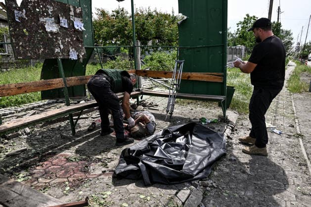 RECORD DATE NOT STATED Russians Hit Zaporizhzhia With KAB Bombs - Ukraine CAUTION, SENSITIVE CONTENT. A medic examines the body of a woman killed in a Russian strike with guided aerial bombs at a public transport stop in the settlement of Balabyne, Zaporizhzhia region, Ukraine, on June 7, 2026. Russian forces attacked the settlement with guided aerial bombs (KABs), which struck near the public transport stop. Three people were killed and at least five others were injured in the attack. Private homes were also damaged Photo by Dmytro Smolienko Ukrinform ABACAPRESS.COM Zaporizhzhia region Ukraine  Copyright: xSmoliyenkoxDmytro Ukrinform ABACAx