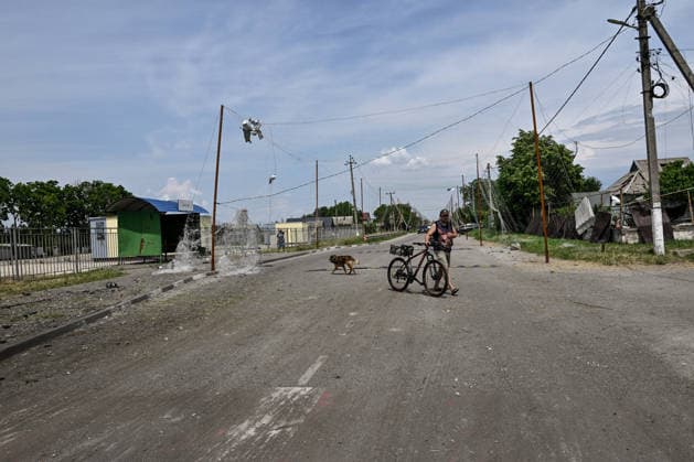 RECORD DATE NOT STATED Russians Hit Zaporizhzhia With KAB Bombs - Ukraine A man with a bicycle walks along a street covered by anti-drone nets in the settlement of Balabyne, Zaporizhzhia region, Ukraine, on June 7, 2026. Russian forces attacked the settlement with guided aerial bombs (KABs), which struck near a public transport stop. Three people were killed and at least five others were injured in the attack. Private homes were also damaged Photo by Dmytro Smolienko Ukrinform ABACAPRESS.COM Zaporizhzhia region Ukraine  Copyright: xSmoliyenkoxDmytro Ukrinform ABACAx