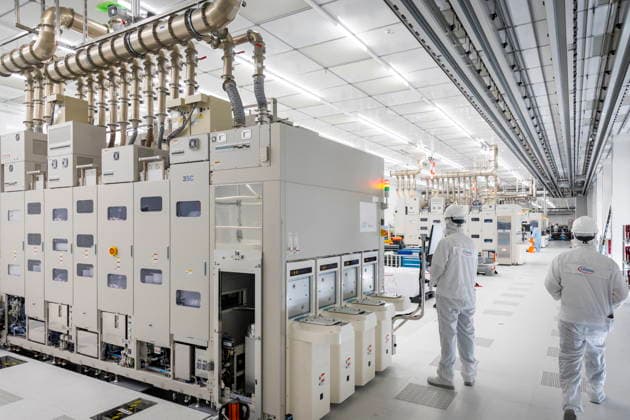 Infineon Technologies AG in Dresden Reinraum der neuen Smart Power Fab der Infineon Technologies AG in Dresden am 10. Juni. Am 2. Juli wird die Smart Power Fab feierlich eröffnet. Das neue Werk ist mit einem Investitionsvolumen von fünf Milliarden Euro die größte Einzelinvestition in der Geschichte von Infineon und eines der größten Investitionsprojekte in Deutschland. Anlage für das chemisch-mechanische Polieren von 300 mm Wafern in der neuen Smart Power Fab der Infineon Technologies AG in Dresden. Dresden Sachsen Deutschland *** Infineon Technologies AG in Dresden Cleanroom of the new Smart Power Fab of Infineon Technologies AG in Dresden on June 10 On July 2, the Smart Power Fab will be ceremonially opened The new plant is the l