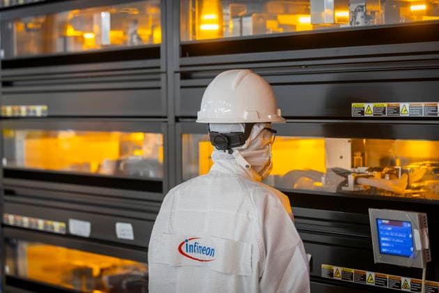 Infineon Technologies AG in Dresden Reinraum der neuen Smart Power Fab der Infineon Technologies AG in Dresden am 10. Juni. Am 2. Juli wird die Smart Power Fab feierlich eröffnet. Das neue Werk ist mit einem Investitionsvolumen von fünf Milliarden Euro die größte Einzelinvestition in der Geschichte von Infineon und eines der größten Investitionsprojekte in Deutschland. Lithografieanlage für die 300 mm Waferfertigung in der neuen Smart Power Fab der Infineon Technologies AG in Dresden. Dresden Sachsen Deutschland *** Infineon Technologies AG in Dresden Cleanroom of the new Smart Power Fab of Infineon Technologies AG in Dresden on June 10 On July 2, the Smart Power Fab is ceremonially opened The new plant is the largest single invest