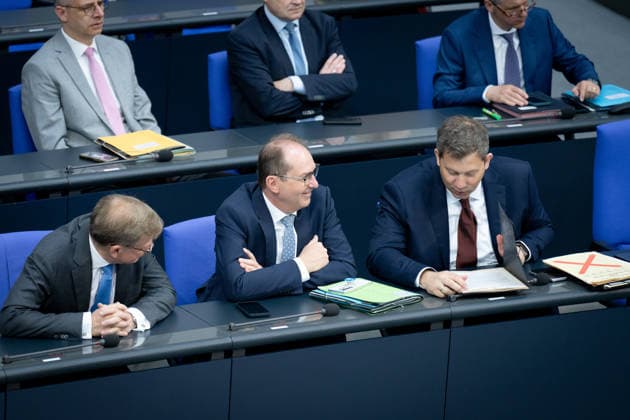 Bundestag, Klingbeil, Dobrindt, Reichstagsgebäude, Bundestag, Sitzungswoche, Lars Klingbeil, Vizekanzler, Bundesminister der Finanzen, Alexander Dobrindt, Bundesminister des Innern, Johann Wadephul, Bundesminister des Auswärtigen, Wadephul Berlin Berlin GER *** Bundestag, Klingbeil, Dobrindt, Reichstag building, Bundestag, session week, Lars Klingbeil, Vice-Chancellor, Federal Minister of Finance, Alexander Dobrindt, Federal Minister of the Interior, Johann Wadephul, Federal Minister of Foreign Affairs, Wadephul Berlin Berlin GER