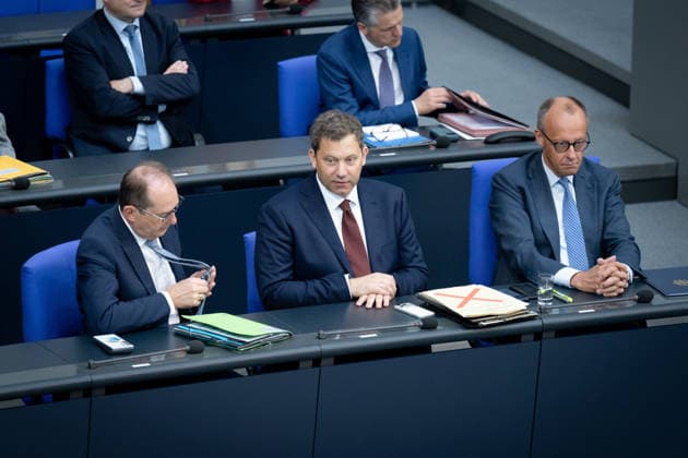 Bundestag, Merz, Klingbeil, Dobrindt Reichstagsgebäude, Bundestag, Sitzungswoche, Friedrich Merz, Bundeskanzler, Lars Klingbeil, Vizekanzler, Bundesminister der Finanzen, Alexander Dobrindt, Bundesminister des Innern Berlin Berlin GER *** Bundestag, Merz, Klingbeil, Dobrindt Reichstag building, Bundestag, session week, Friedrich Merz, Federal Chancellor, Lars Klingbeil, Vice-Chancellor, Federal Minister of Finance, Alexander Dobrindt, Federal Minister of the Interior Berlin Berlin GER