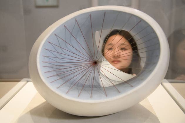 The Joseph Hage Aaronson & Bremen Exhibition: Hepworth In Colour photocall at Courtauld Gallery, London, UK - 11 June 2026 A staff member views Sculpture with Colour (Oval Form) Pale Blue and Red (1943) by Barbara Hepworth as part of The Joseph Hage Aaronson & Bremen Exhibition: Hepworth In Colour an Courtauld Gallery, London, England, UK on Thursday 11 June, 2026 which runs from 10 December 2026 and runs from 12th June - 6th September 2026., Credit:Justin Ng Avalon UK, England, London, Courtauld Gallery  Copyright: xJustinxNgx xAvalonx 1109443785