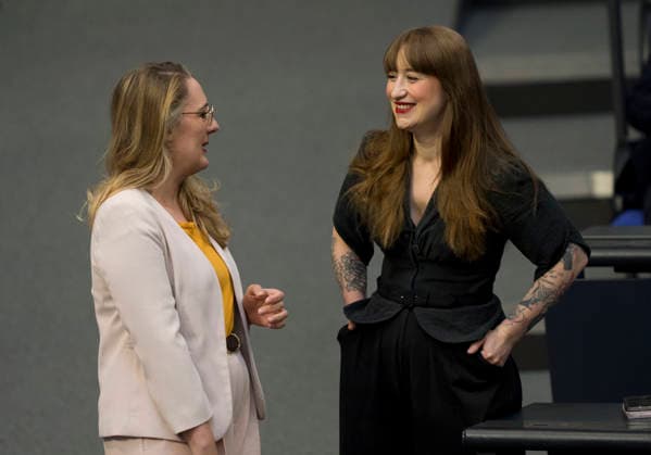 Berlin, Deutschland, 11.06.2026: Abgeordnete während der 83. Sitzung des Deutschen Bundestages im Plenarsaal des Reichstagsgebäudes. Foto: Katharina Dröge (Bündnis 90 Die Grünen) li. im Gespräch mit Heidi Reichinnek (Die Linke) *** Berlin, Germany, 11 06 2026 Members of Parliament during the 83rd session of the German Bundestag in the plenary chamber of the Reichstag building Photo Katharina Dröge Bündnis 90 Die Grünen li in conversation with Heidi Reichinnek Die Linke Copyright: HMBxMedia xMarcoxBader