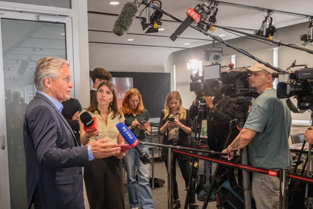 Â photonews.at - Wien, 11.06.2026. Neuwahl des Generaldirektors des ORF. Nach einem nicht öffentlichen Hearing und der darauf folgenden Beratung bestimmen die 35 Stiftungsräte des ORF einen neuen Generaldirektor. PHOTO: Stiftungsrat Peter Westenthaler(li) Election of the ORF Director General. Following a closed hearing and subsequent deliberations, the 35 members of the ORF Foundation Council elect a new Director General. Medienpolitik, Medienstandort, Öffentlich-rechtlicher Rundfunk, Medienmanagement, Medienbranche, Digitalisierung, Transformation, Reformkurs, Unternehmensstrategie, Zukunftsstrategie, Medienzukunft, Führungskräfte, Management, Bestellung, Richtungsentscheidung, Governance, Public Service, Public Broadcasting, M 