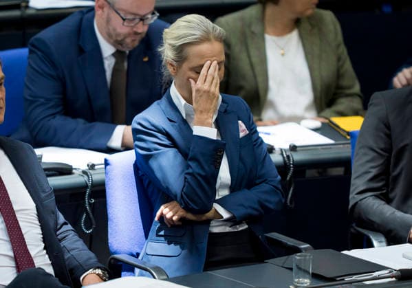 Berlin, Deutschland, 11.06.2026: Abgeordnete während der 83. Sitzung des Deutschen Bundestages im Plenarsaal des Reichstagsgebäudes. Foto: Dr. Alice Weidel (AfD) hält sich bei der Rede von Kanzler Friedrich Merz die Hand vor das Gesicht. *** Berlin, Germany, 11 06 2026 Members of parliament during the 83rd session of the German Bundestag in the plenary chamber of the Reichstag building Photo Dr Alice Weidel AfD holds her hand in front of her face during the speech of Chancellor Friedrich Merz Copyright: HMBxMedia xMarcoxBader