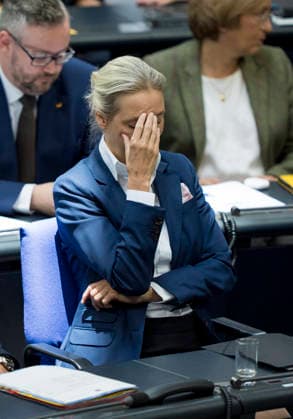 Berlin, Deutschland, 11.06.2026: Abgeordnete während der 83. Sitzung des Deutschen Bundestages im Plenarsaal des Reichstagsgebäudes. Foto: Dr. Alice Weidel (AfD) hält sich bei der Rede von Kanzler Friedrich Merz die Hand vor das Gesicht. *** Berlin, Germany, 11 06 2026 Members of parliament during the 83rd session of the German Bundestag in the plenary chamber of the Reichstag building Photo Dr Alice Weidel AfD holds her hand in front of her face during the speech of Chancellor Friedrich Merz Copyright: HMBxMedia xMarcoxBader