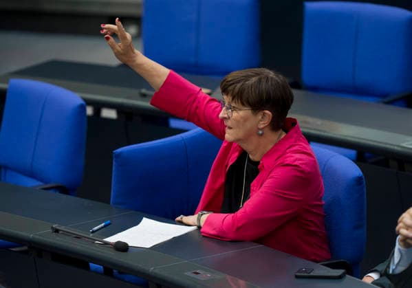 Berlin, Deutschland, 11.06.2026: Abgeordnete während der 83. Sitzung des Deutschen Bundestages im Plenarsaal des Reichstagsgebäudes. Foto: Saskia Esken (SPD) zeigt auf um eine Zwischenfrage zu stellen *** Berlin, Germany, 11 06 2026 Members of Parliament during the 83rd session of the German Bundestag in the plenary chamber of the Reichstag building Photo Saskia Esken SPD points up to ask an interposed question Copyright: HMBxMedia xMarcoxBader