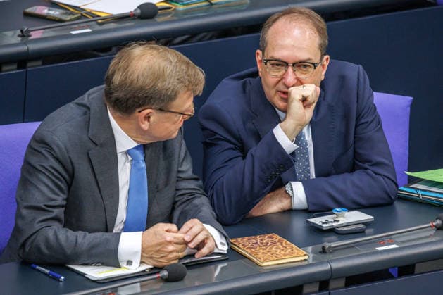 Bundestag Alexander Dobrindt (CSU), Bundesinnenminister und Johann Wadephul (CDU), Bundesaussenminister im Deutschen Bundestag am 11.06.26 in Berlin. Berlin Berlin Deutschland Bundestag *** Bundestag Alexander Dobrindt CSU , Federal Minister of the Interior and Johann Wadephul CDU , Federal Minister for Foreign Affairs in the German Bundestag on 11 06 26 in Berlin Berlin Germany Bundestag