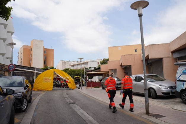 Two dead and 24 injured in a fire in Magaluf Mallorca Health care point at the scene of the fire, on June 11, 2026, in Magaluf, Mallorca, Balearic Islands Spain Two people have died in a fire in a block of apartments in Magaluf and 24 have been injured, eight of them firefighters The fire has originated on the third floor of the building and a dozen people remain confined inside 11 JUNE 2026 Javier Ferná Magaluf, Mallorca, Balearic Islands Magaluf, Mallorca, Balearic Islands Spain  Copyright: xJavierxFernandezx 7587963