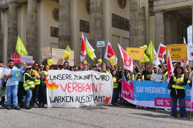 11.06.2026, Berlin - Deutschland. Demo von Mitarbeitenden unterschiedlicher Krankenhäuser vor dem Brandenburger Tor *** 11 06 2026, Berlin Germany Demonstration by employees from various hospitals in front of the Brandenburg Gate