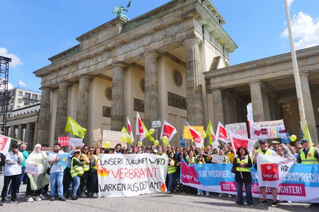 11.06.2026, Berlin - Deutschland. Demo von Mitarbeitenden unterschiedlicher Krankenhäuser vor dem Brandenburger Tor *** 11 06 2026, Berlin Germany Demonstration by employees from various hospitals in front of the Brandenburg Gate