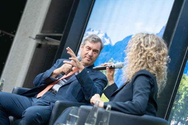 Markus Söder, Ministerpräsident Bayern, im Gespräch mit Melody Sucharewicz, Beraterin für politische Kommunikation und Strategie (von links);TALK 60 Gesprächsreihe 60 Jahre Deutsch-Israelische Beziehungen der Konrad-Adenauer-Stiftung, Berlin Berlin Deutschland Bayerische Vertretung in Berlin *** Markus Söder, Minister President of Bavaria, in conversation with Melody Sucharewicz, consultant for political communication and strategy from the left TALK 60 series of talks on 60 years of German-Israeli relations organized by the Konrad Adenauer Foundation, Berlin Berlin Germany Bavarian Representation in Berlin
