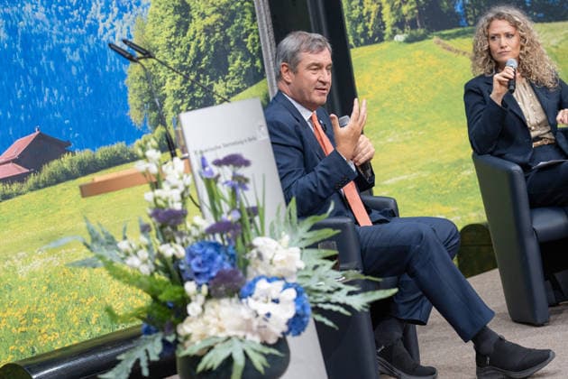 Markus Söder, Ministerpräsident Bayern, im Gespräch mit Melody Sucharewicz, Beraterin für politische Kommunikation und Strategie (von links);TALK 60 Gesprächsreihe 60 Jahre Deutsch-Israelische Beziehungen der Konrad-Adenauer-Stiftung, Berlin Berlin Deutschland Bayerische Vertretung in Berlin *** Markus Söder, Minister President of Bavaria, in conversation with Melody Sucharewicz, consultant for political communication and strategy from the left TALK 60 series of talks on 60 years of German-Israeli relations organized by the Konrad Adenauer Foundation, Berlin Berlin Germany Bavarian Representation in Berlin