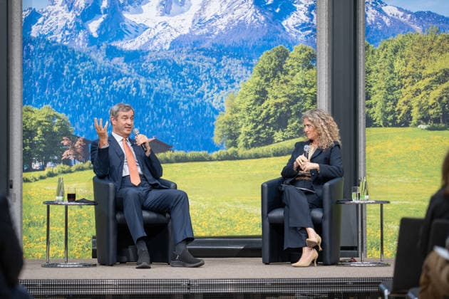 Markus Söder, Ministerpräsident Bayern, im Gespräch mit Melody Sucharewicz, Beraterin für politische Kommunikation und Strategie (von links);TALK 60 Gesprächsreihe 60 Jahre Deutsch-Israelische Beziehungen der Konrad-Adenauer-Stiftung, Berlin Berlin Deutschland Bayerische Vertretung in Berlin *** Markus Söder, Minister President of Bavaria, in conversation with Melody Sucharewicz, consultant for political communication and strategy from the left TALK 60 series of talks on 60 years of German-Israeli relations organized by the Konrad Adenauer Foundation, Berlin Berlin Germany Bavarian Representation in Berlin